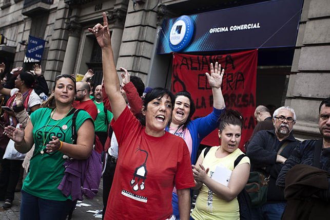 LA_PAH's tweet photo. Aunque no quieran, estaremos en la calle denunciando  que la #PobrezaEnergéticaMata #NoMásCortesDeLuz https://t.co/JA1OQDp5sj cc @APE_Cat https://t.co/6wt4QYfFwU