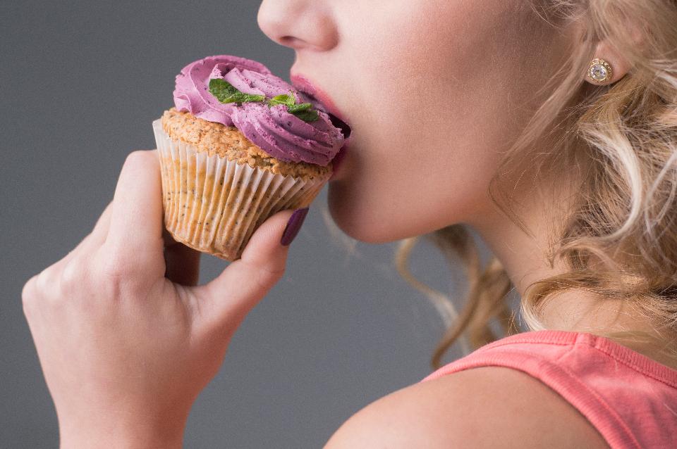 Forbes's tweet photo. A study has finally confirmed the link between sleep-deprivation and overeating https://t.co/PGQQHFmBBR https://t.co/ShgNnVsY1x