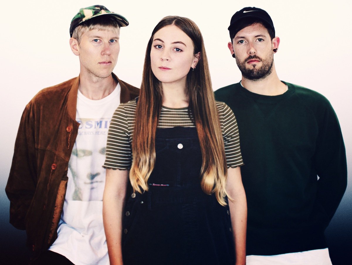 .<a href="/LabradoorMusic/">LabradoorMusic</a>'s impeccable shoegaze-tinged pop nugget 'Off The Ground' is rather irresistible... clashmusic.com/news/premiere-…