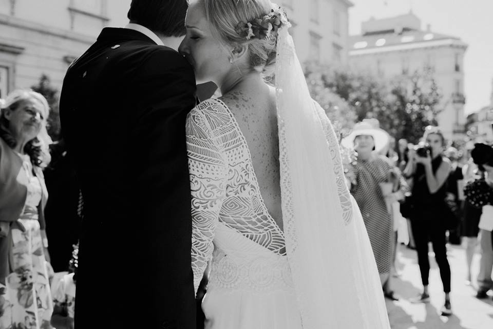 Novios como Coqui y Jose, y fotones así de @anaencabophoto nos alegran los días. Muy pronto su boda en cardamomocatering.es #FelizJueves