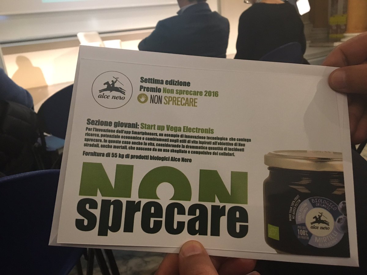 SmartphonersApp's tweet photo. #Smartphoners vince il premio @Nonsprecare giovani! 🏆
Ritirano il premio Vittoria Gresele e Alessandro Lambiase. #bobdylanguardacomesifa ⬇️ https://t.co/HlzEXsPWzp