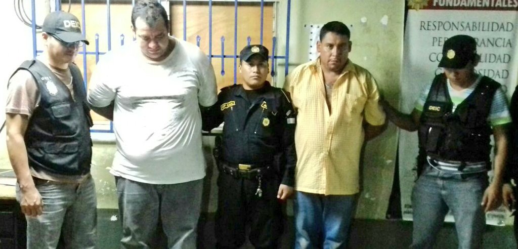 Sin_censuragt's tweet photo. #anoche #denunciaciudadana permite la captura en Zacapa de los motoladrones Gelber Molina y Mario Barrientos con armas y municiones. https://t.co/RyfVMy3ssF