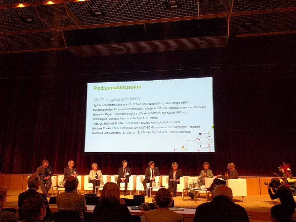 RobertaIAIS's tweet image. Fachkongress #MINT-Bildung Diskussion mit den NRW Landesministerinnen Sylvia Löhrmann und Svenja Schulze @SylviaLoehrmann @SvenjaSchulze68