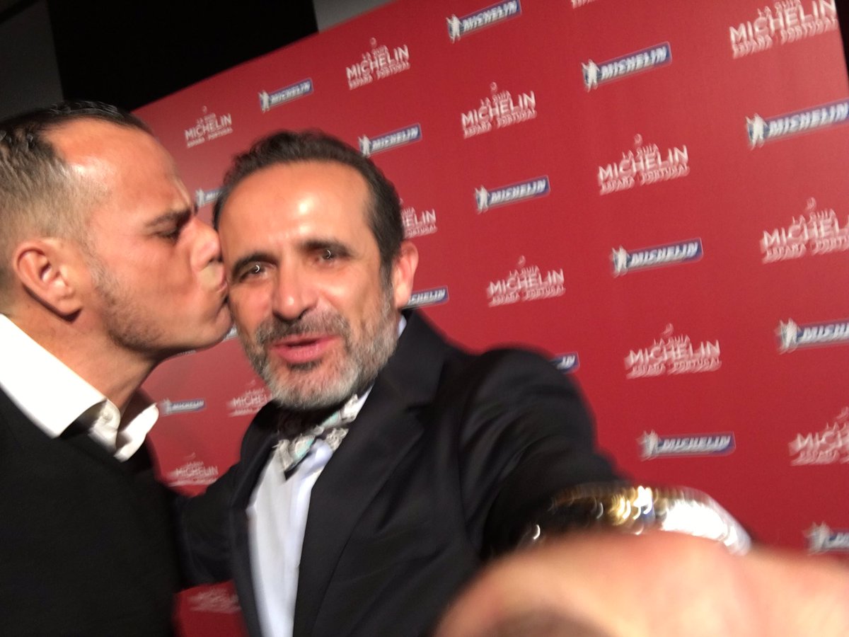 Ovación cerrada para @apardo59 MUY CRACK <a href="/DiegoGuerrero75/">Diego Guerrero</a> <a href="/CanRocaCeller/">El Celler de Can Roca</a> <a href="/chefdelmar/">Restaurante Aponiente. Ángel León</a> @FrancisPaniego <a href="/eneko_atxa/">Scott Isaacson</a> NO NOS MURAMOS NUNCA