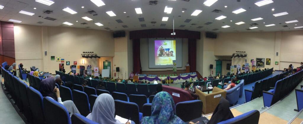 fafest16's tweet photo. Ucapan perasmian untuk majlis penutupan  #fafest16 

#perkimiium
#restoringhumanity
#fafest16 https://t.co/pEx67RgvFZ