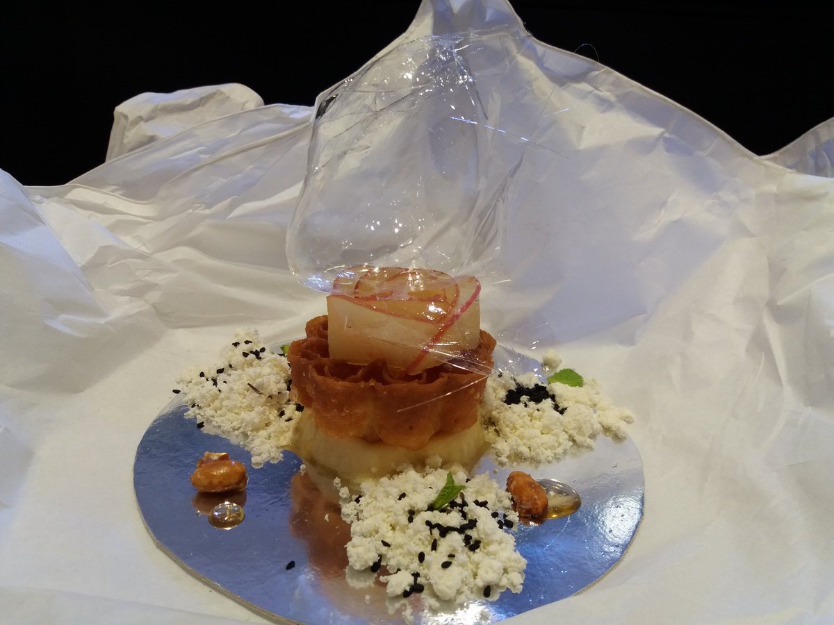 LaCocinika's tweet photo. El postre dulce viene de la mano de @JoseRoldan_T ...como miel sobre hojuelas 🐝 en #MenuExpomiel #Expomiel16 https://t.co/CX8e66PHOV