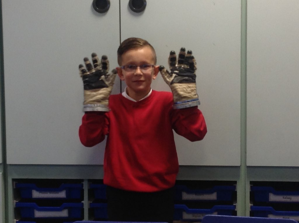 BolsoverJuniors's tweet photo. #spacesuit #spaceselfie #scienceselfie @astro_timpeake enjoying learning about the Sokol Space suit! #6CV https://t.co/X0EES0SSIA