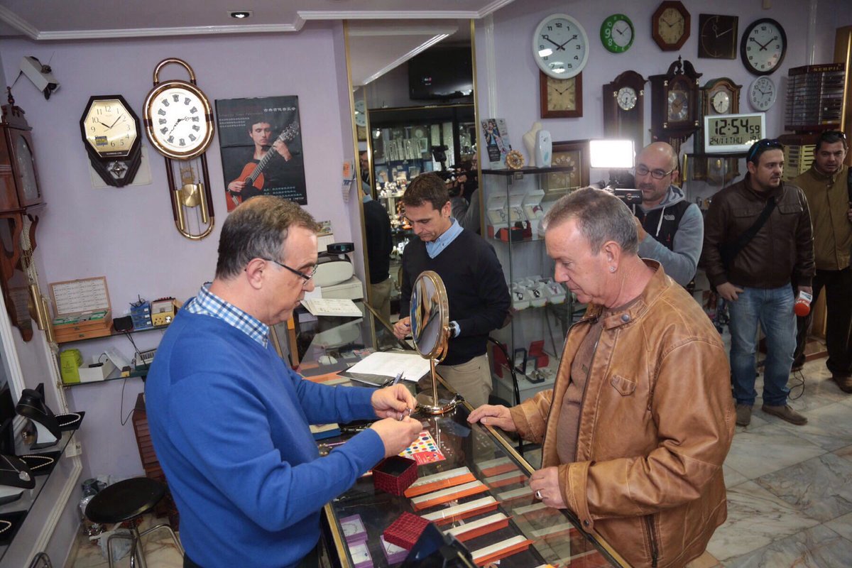 camaramurcia's tweet photo. En Joyería Oro y Hora, de Cehegín, Antonio adquiere una pulsera #CompraReloj2016 https://t.co/q1nLddLamZ
