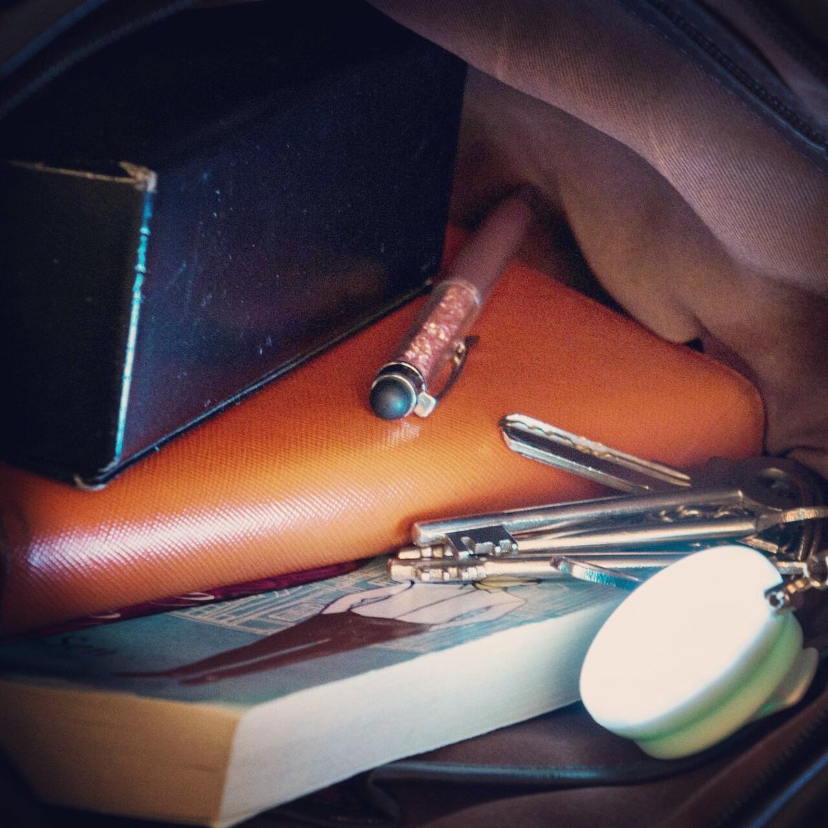 KlasseLeather's tweet photo. No more struggling ladies looking for phone, keys, etc in your purse. Get a #BagLight free with a purchase of Rs. 3999 & above. Shop Now! https://t.co/1Lx8Jueb5Q