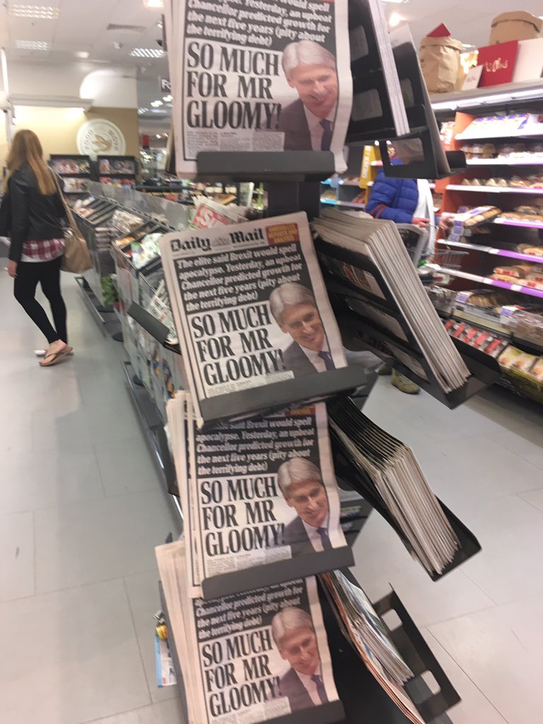 sarahjbee's tweet photo. Every other newspaper has one space but @DailyMailUK gets 4 spaces (1/4 of entire stand) what's going on @marksandspencer? #StopFundingHate https://t.co/VOARBuNvjQ
