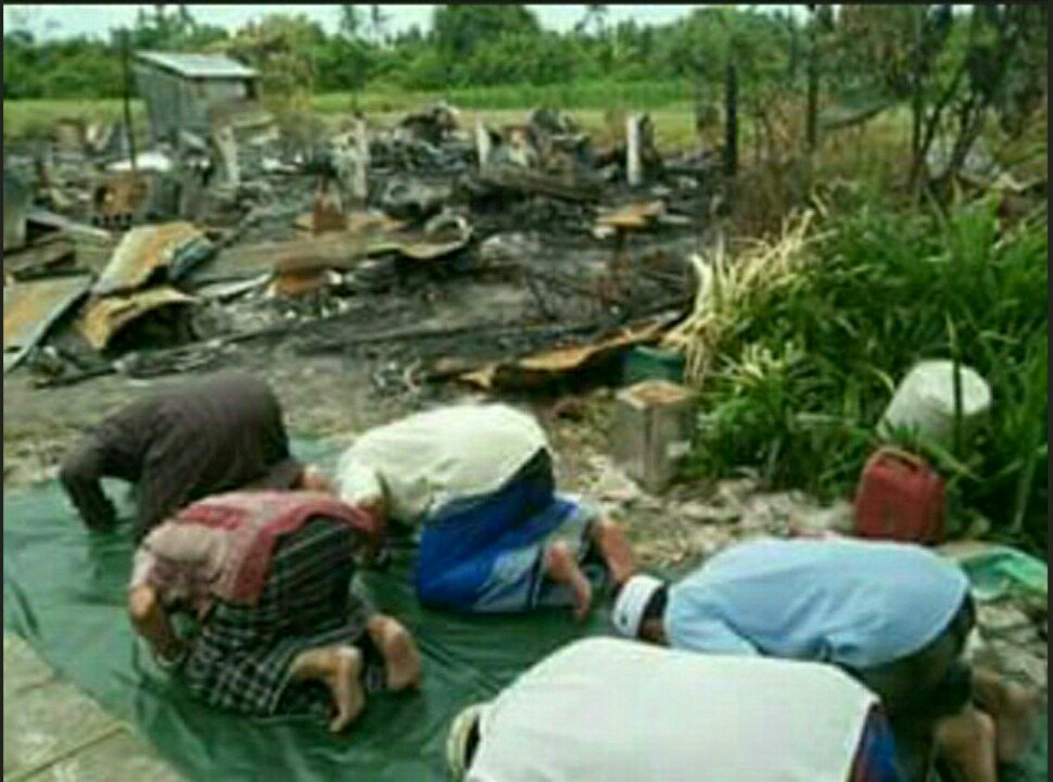 HR4MR2016's tweet photo. No #Mosque To Pray In #KyetYoePyin #Rohingya #MyanmarArmy Burnt. https://t.co/SSDwfeRgGS