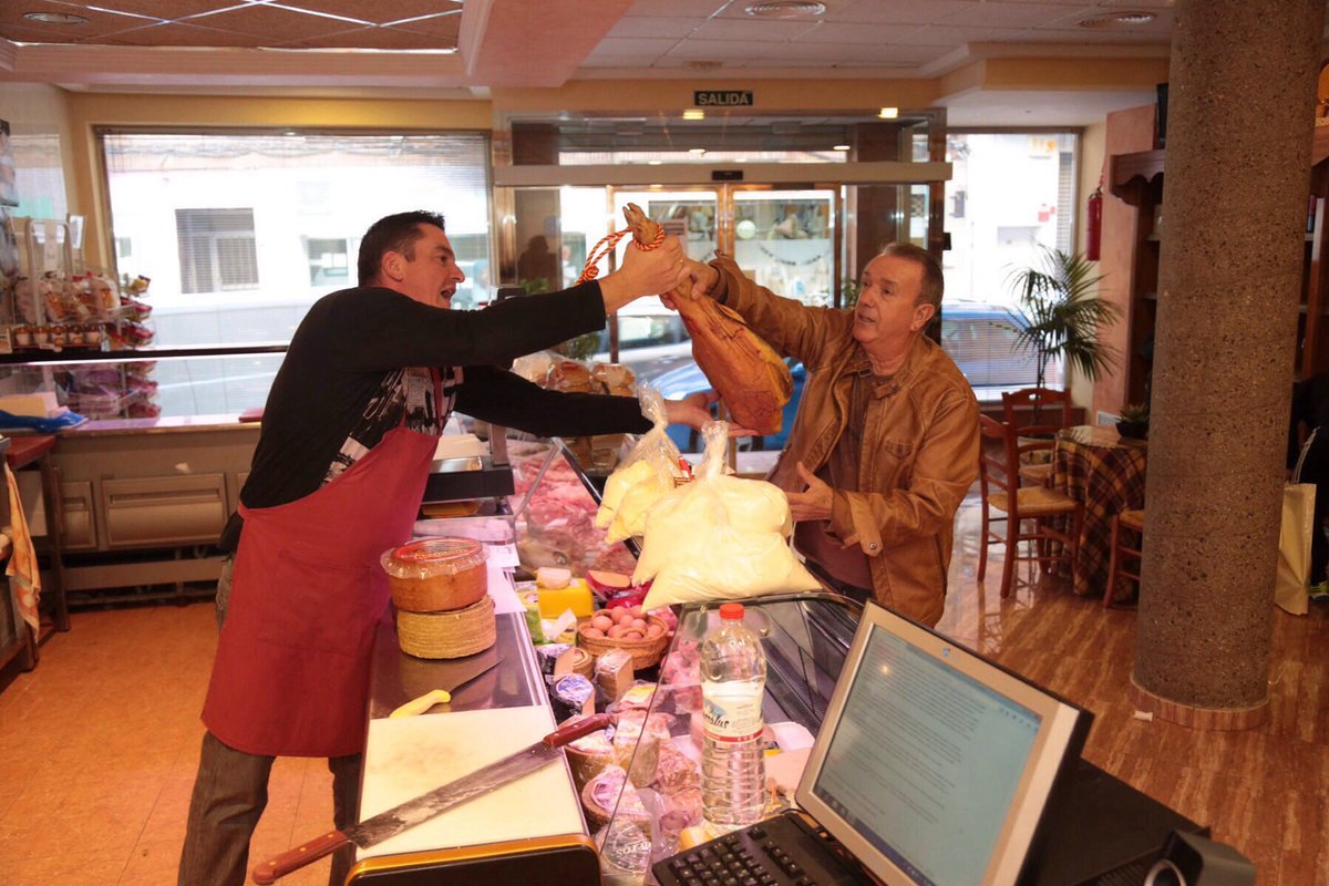 camaramurcia's tweet photo. Preparando las Navidades en Carnicería Cristina #CompraReloj2016 https://t.co/ev5g4YzIbG