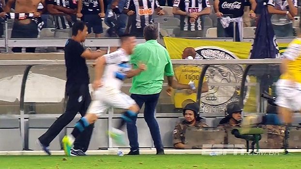 DuZulu's tweet photo. Comemorando, Renato Gaúcho chuta copo d'água em policial e implora por perdão https://t.co/PsW5TJp9aa https://t.co/UoGeOqtWA9. Kkkk