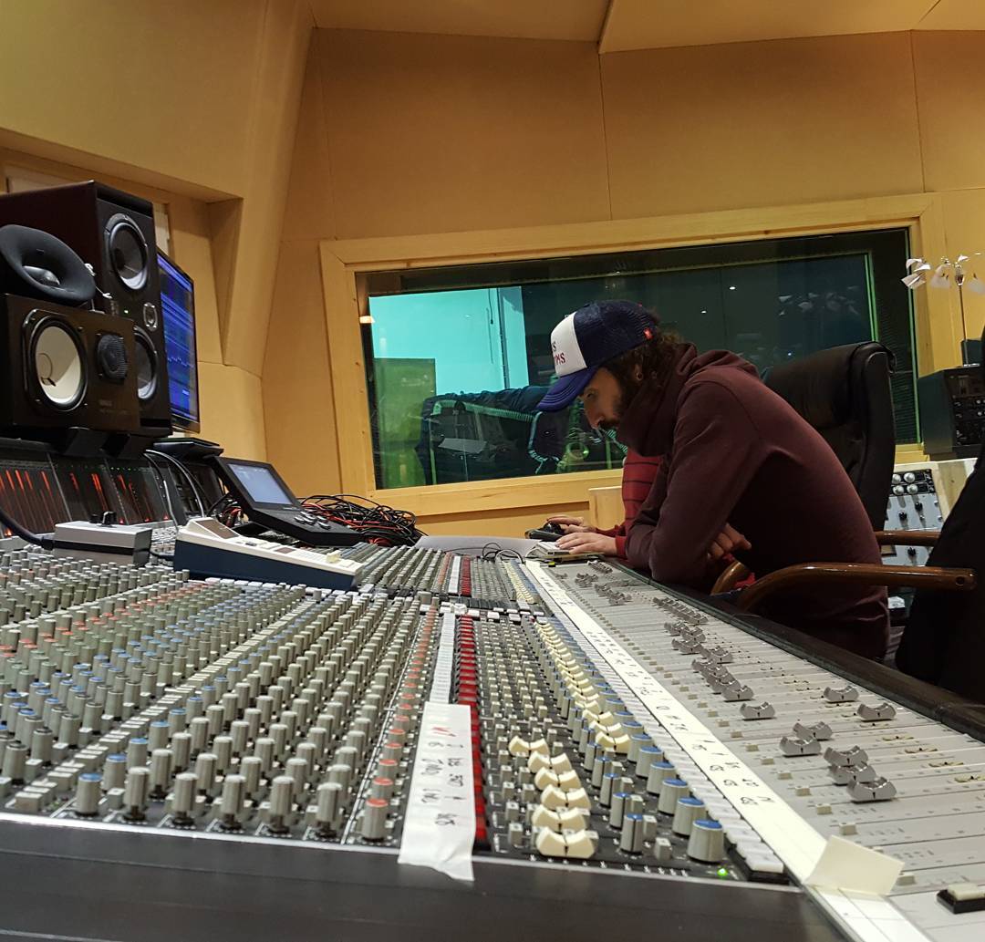 _estudiouno's tweet photo. Esta es la concentración y el cuidado que @Leiva_Oficial está poniendo en el próximo trabajo de #JoaquínSabina y, claro, suena del carajo. https://t.co/B8jXn6D0YU