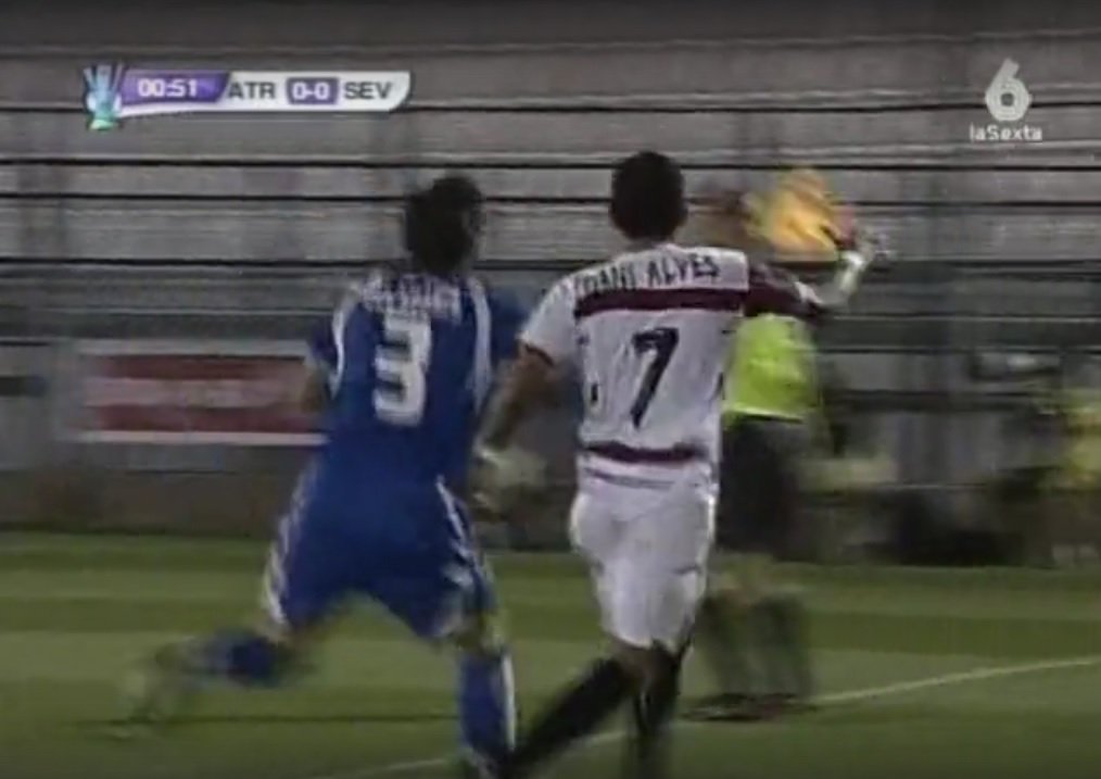 CURIOSIDAD| Sabias que Dani Alves eligió el nº7 en el año 2006/07. Tras el fichaje de Chevantón se puso el 4, de nuevo, que iba a usar el 🇺🇾