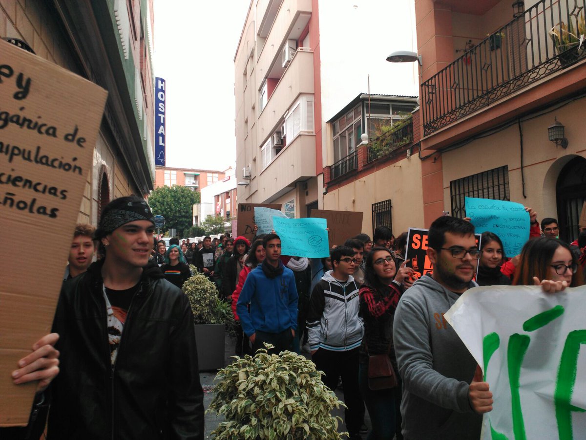 IU_Motril's tweet photo. #Motril en Lucha. #NoALasRevalidas. Defensa del empleo #Mercomotril. Educación púbica @IU_Motril @iunida @IUGranadaPr @iualmunecar https://t.co/6fj7tWYQ2y