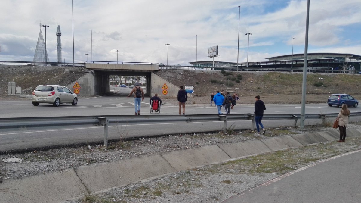 Alvhernandes's tweet photo. Esto es normal? Entrada de una autopista... #Nevada @AytoArmilla https://t.co/JtPKH6Si6H