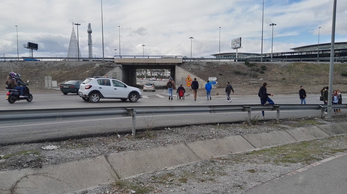 Alvhernandes's tweet photo. Esto es normal? Entrada de una autopista... #Nevada @AytoArmilla https://t.co/JtPKH6Si6H