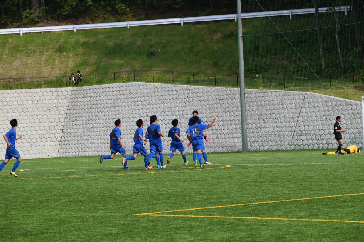 0930_rui's tweet photo. 引退ツイート。
昨日で高校サッカーを引退しました。3年間白楊でサッカーができて幸せでした😭本当にいい仲間を持てました。感謝感謝感謝です。みんなありがとう！！
それと、昨日の試合で膝をやってしまって腫れてるなと思って触ってみたらまた膝に水が… https://t.co/Y5wiLpLzvt