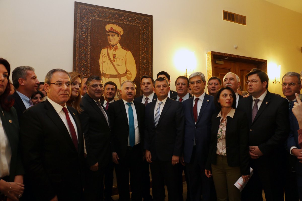 15 Temmuz'u bahane göstererek yerinden indirilen Başöğretmen ATATÜRK'ün resmini, 24 Kasım Öğretmenler Günü’nde ait olduğu yere astık.