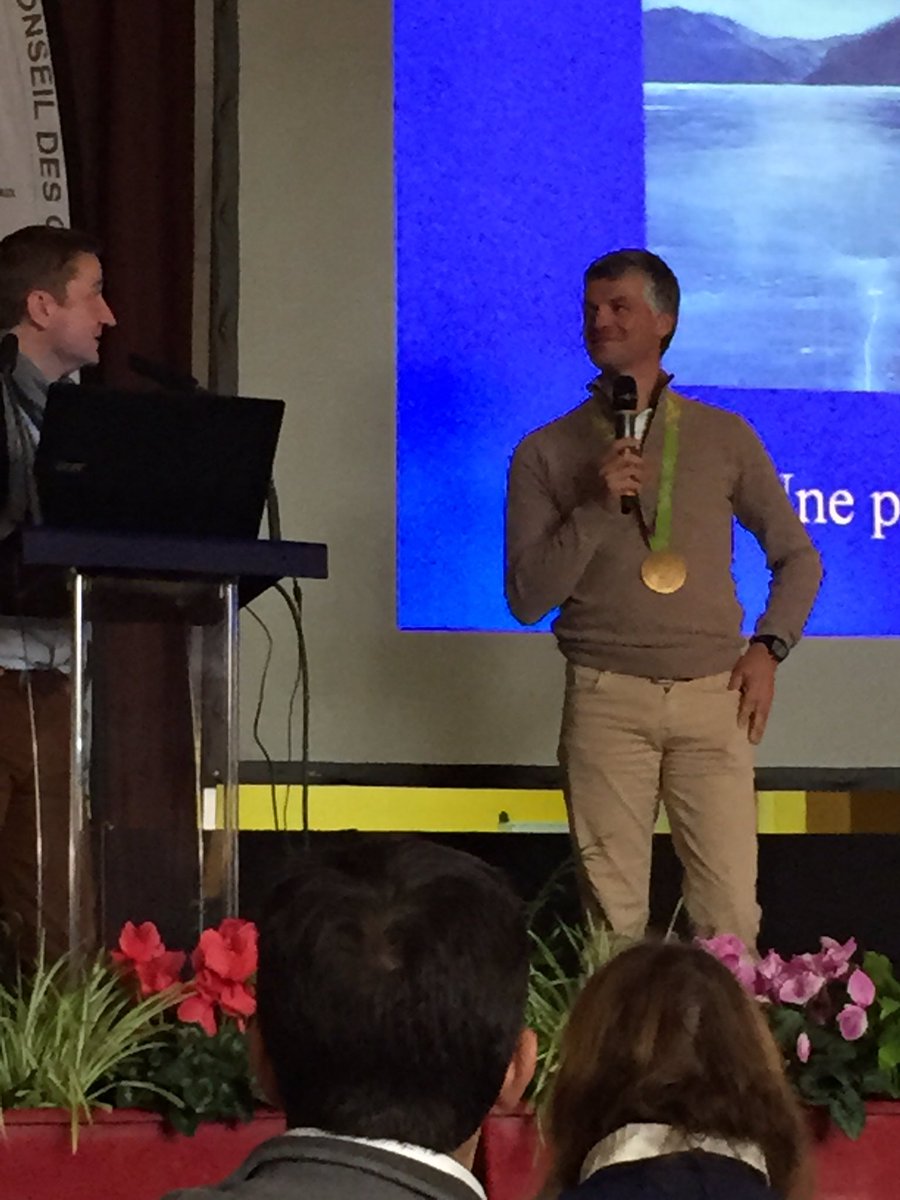 NicolasBlondeau's tweet photo. #genial @KarimLaghouag avec sa #médaille @Chevalnormandie #colloque2016 ! https://t.co/4tXPoS3ifs