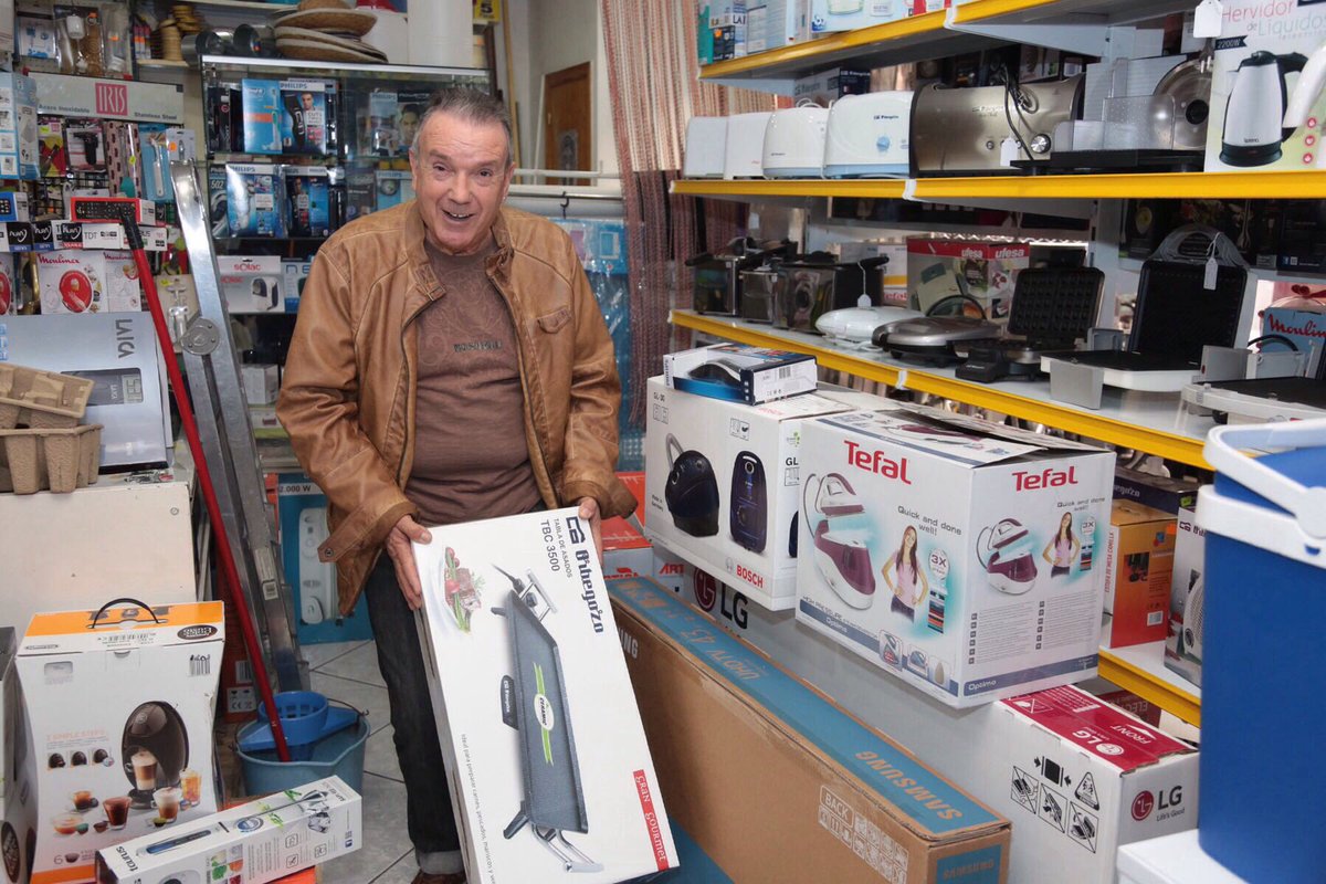 camaramurcia's tweet photo. En Ferretería  El Porvenir, Antonio ha comprado una plancha y una aspiradora. #CompraReloj2016 https://t.co/pbgfJrsEjH