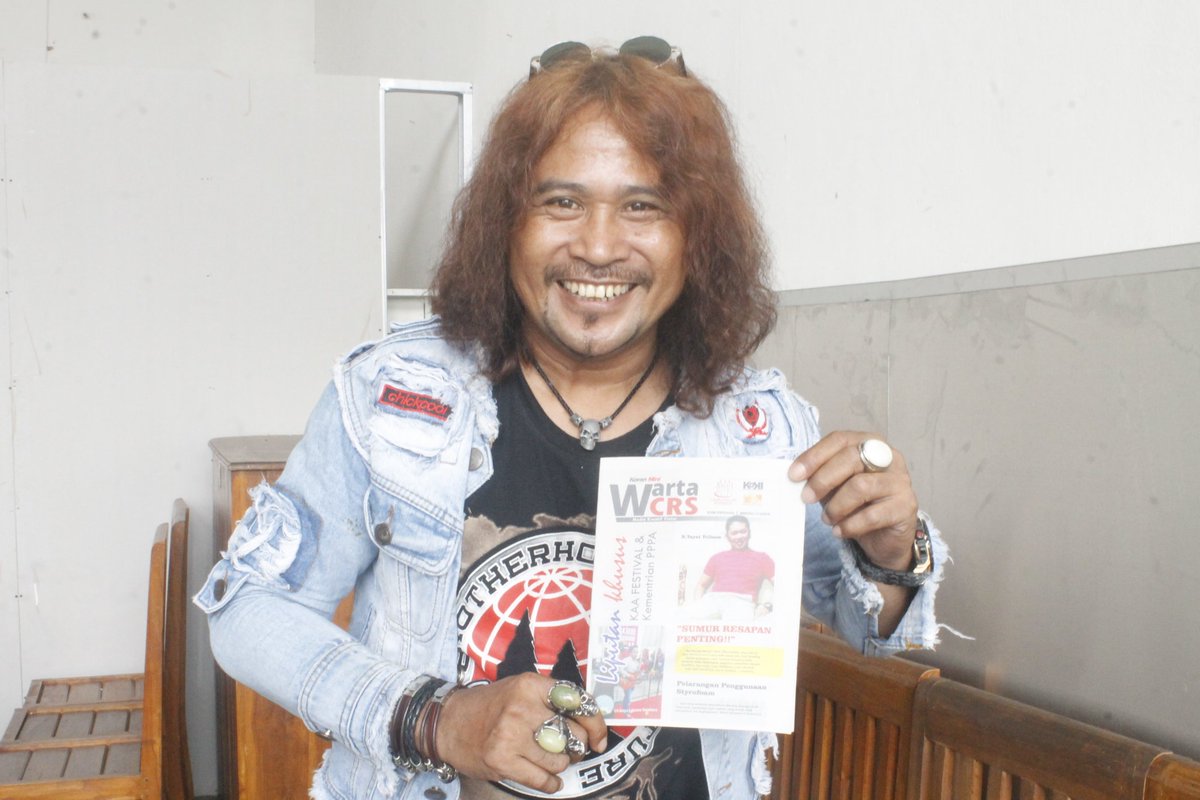 Nuhun ka Mang Komar <a href="/drajat_matt/">Mang Komar</a> kanggo ngadukung ka koran mini Warta CRS #bandung #NewsUpdate