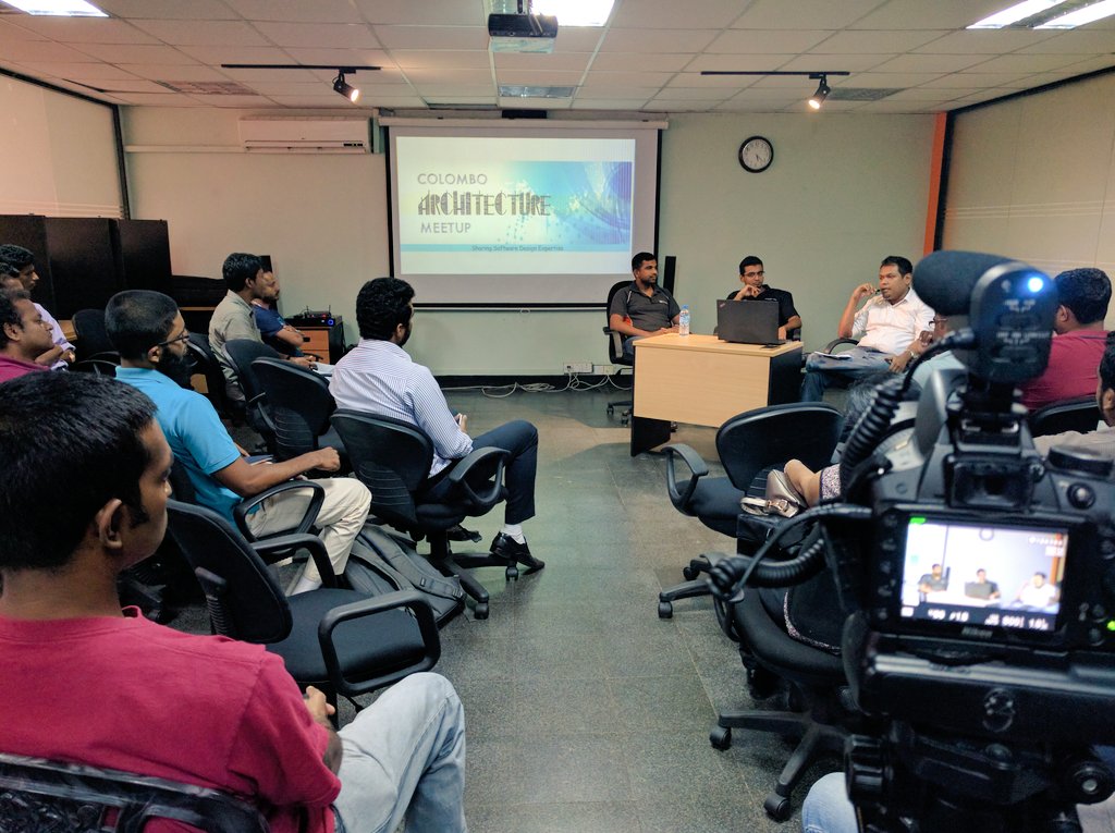 99x_io's tweet photo. @sachithperera kicks off the #CMBArchMeetup on #microservices, now underway at #99xt #CCCMeetups https://t.co/qWknhy4pfl