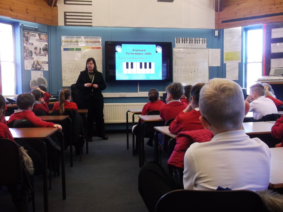 The_OaksAcademy's tweet photo. Year 5 @BrookPebble learning how to use keyboards in their visit today! #primaryvisit #musiclesson More photos here: https://t.co/qnfRbSVOsM https://t.co/IPPzwTZb31