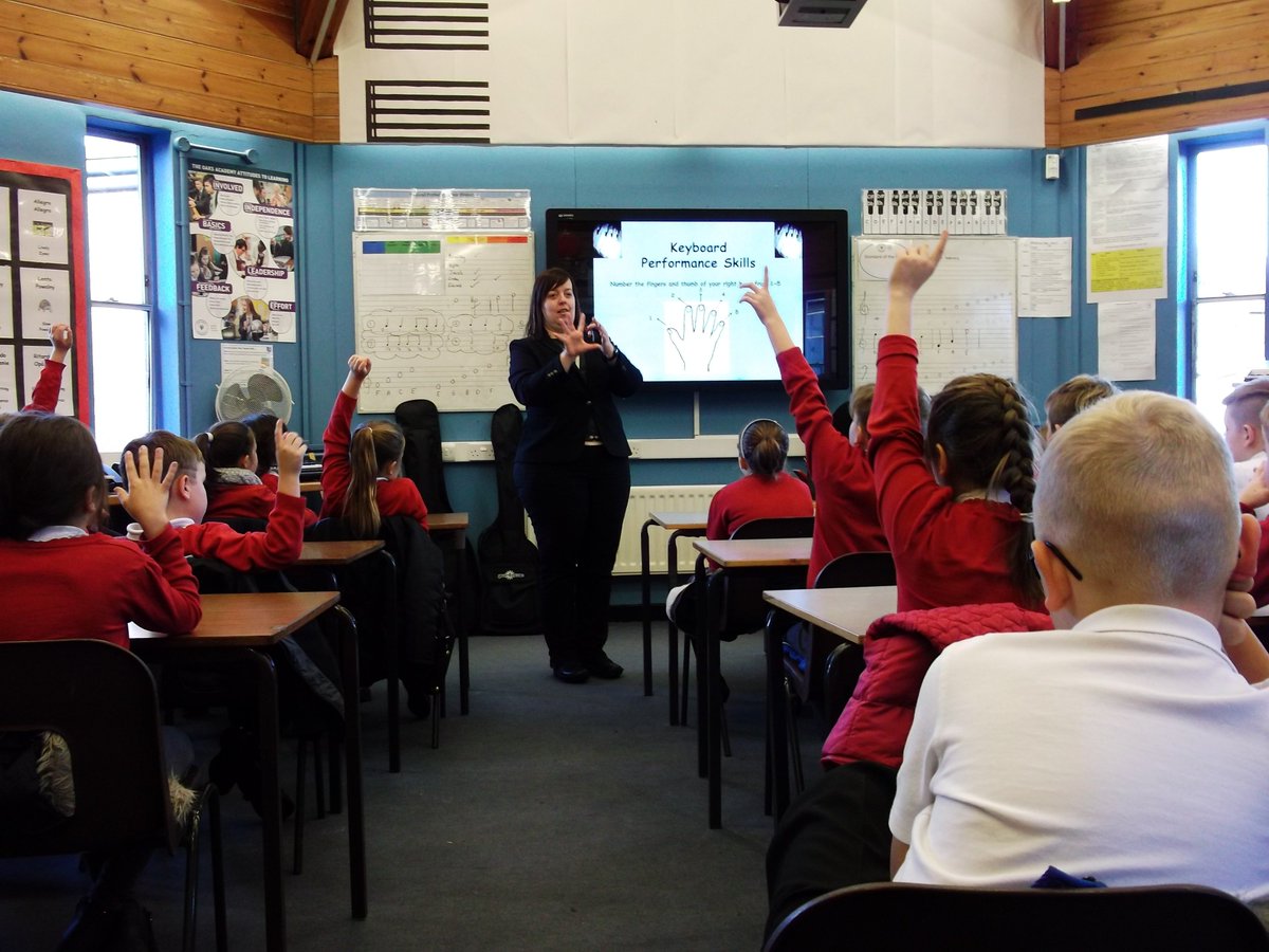 The_OaksAcademy's tweet photo. Year 5 @BrookPebble learning how to use keyboards in their visit today! #primaryvisit #musiclesson More photos here: https://t.co/qnfRbSVOsM https://t.co/IPPzwTZb31