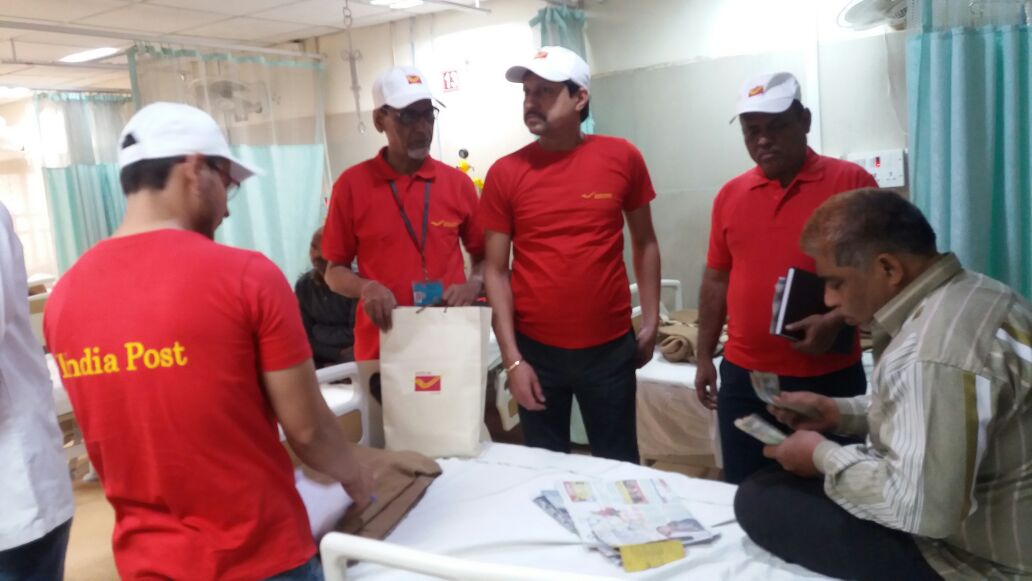 Honest_Indians's tweet photo. Kudos to @IndiaPostOffice teams visiting Hospitals in Delhi to exchange notes for patients! 👏 🇮🇳
#IndiaFightsBlackMoney #Demonitization https://t.co/OoGsNt0r0B