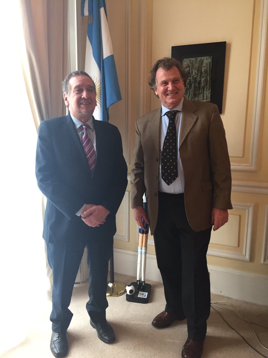 ARGinUK's tweet photo. #ArgUKScience El Ministro Barañao resaltó ante nuestro equipo de la Embajada el valor de trabajar juntos por la diplomacia científica https://t.co/wxYc6dNqDh