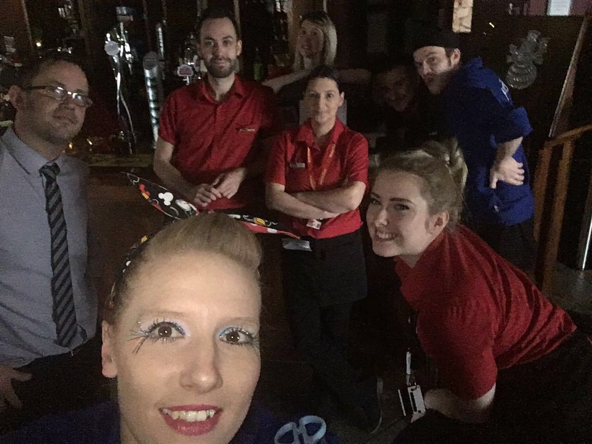 Power out selfie #tinselthursday <a href="/WeAreSUGM/">WeAreSUGM</a> <a href="/Julieivieve/">Julie</a> <a href="/seanquirke1888/">Sean Quirke</a> <a href="/kelly2001/">Kelly</a>