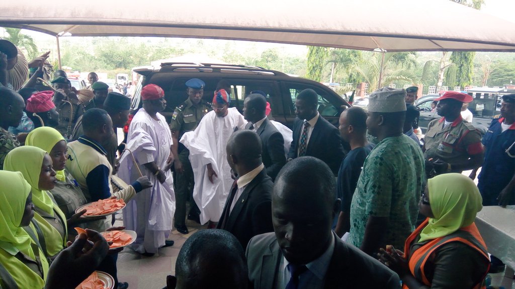 Gov @raufaregbesola arrives at the venue of the 1st annual colloquium to mark the anniversary of the 2nd year of his second term in office https://t.co/qIQ65tPXU5