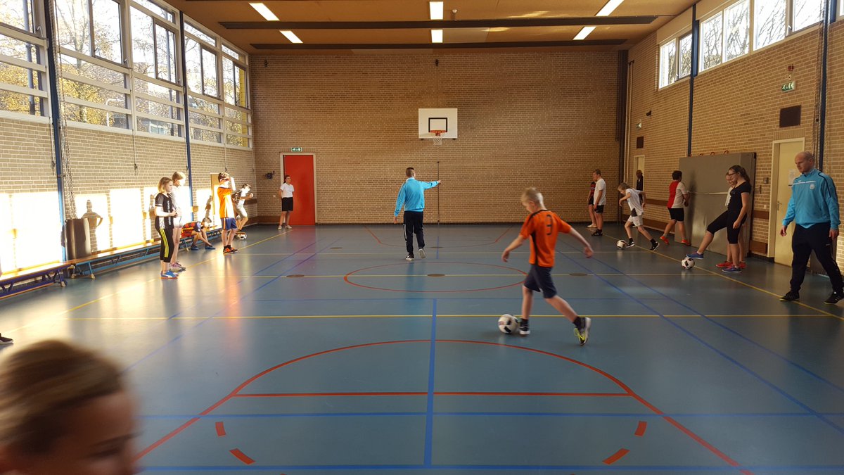 Deze week is zaalvoetbalvereniging Almelo FC begonnen met clinics tijdens de lessen LO van onze onderbouw.
