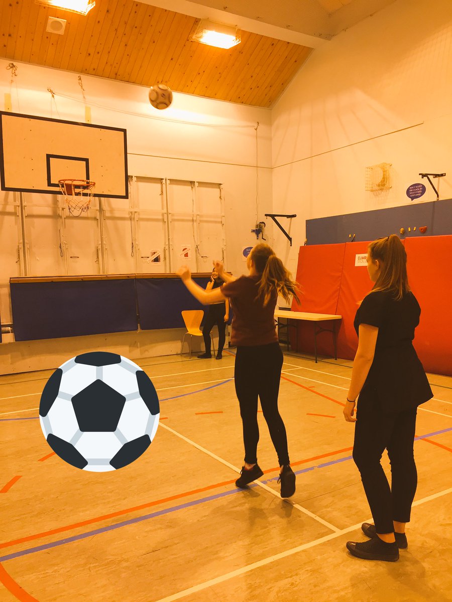 SportMakerDS's tweet photo. @CornwallCollege Hair and Beauty students playing some basketball hotseat @CoreSalt #sportforall https://t.co/skeyfaN9h0
