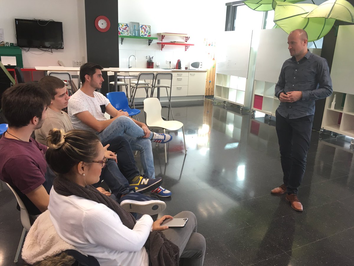 TecnoCampus's tweet photo. Primera trobada amb @SteveStevensUG, un dels organitzadors de #IntEntSem2017. Els guanyadors del #weekendchallenge es preparen per marxar! https://t.co/bBjnHUlSwF