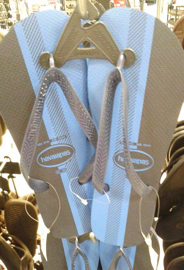 IGC_IGCF's tweet photo. People are fighting over whether the flip flops are black and blue or white and gold? 
Which colors do you see? :p https://t.co/6STcecCtRe