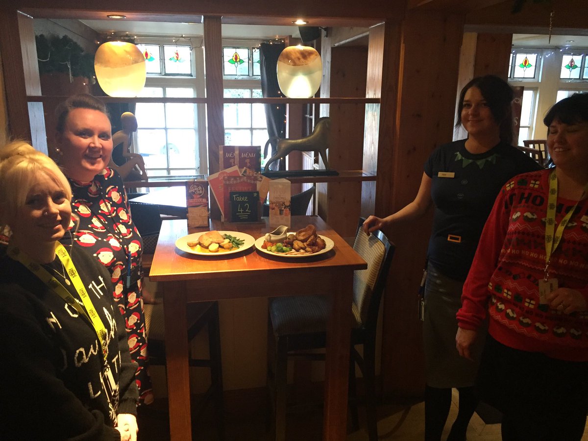 HorndeanRed's tweet photo. Festive pre shift brief!! Ready to SUGM! @dw1lson @WeAreSUGM @StaplesClaire https://t.co/OoaTA6ascD