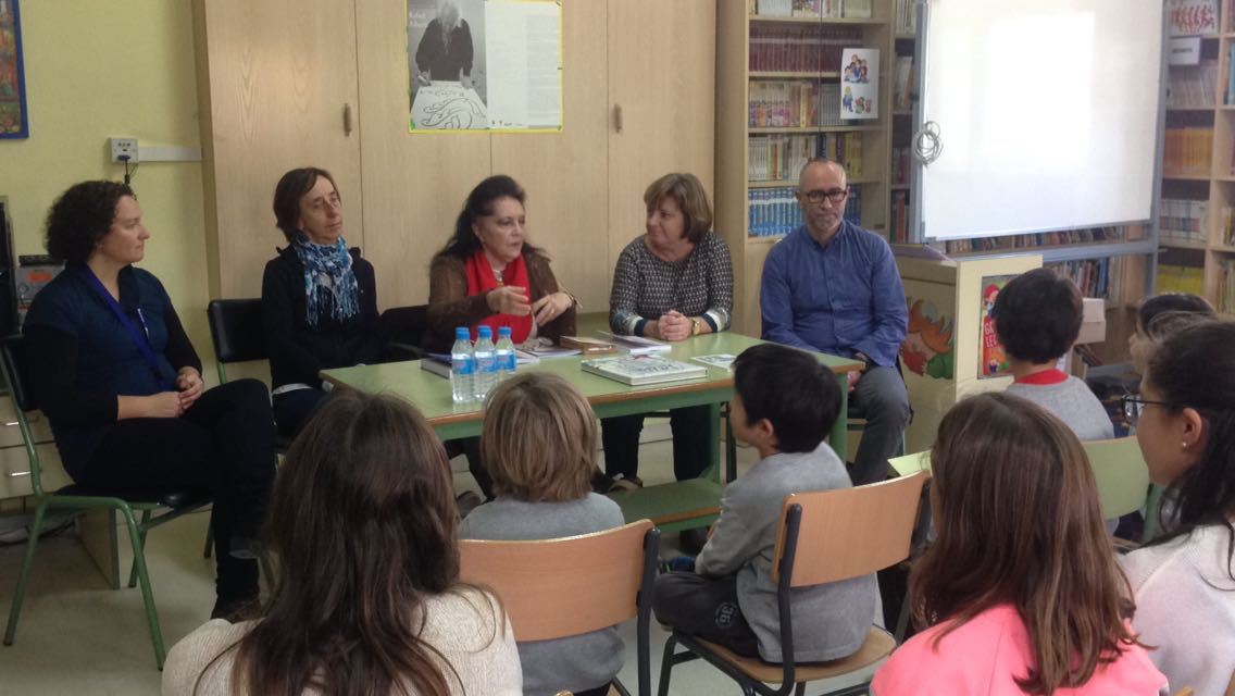AytoRivas's tweet photo. Aitana Alberti, hija del poeta y de la escritora Mª Teresa León, visita el colegio Rafael Alberti de #Rivas y habla con sus estudiantes. https://t.co/7NAWmeKKd6