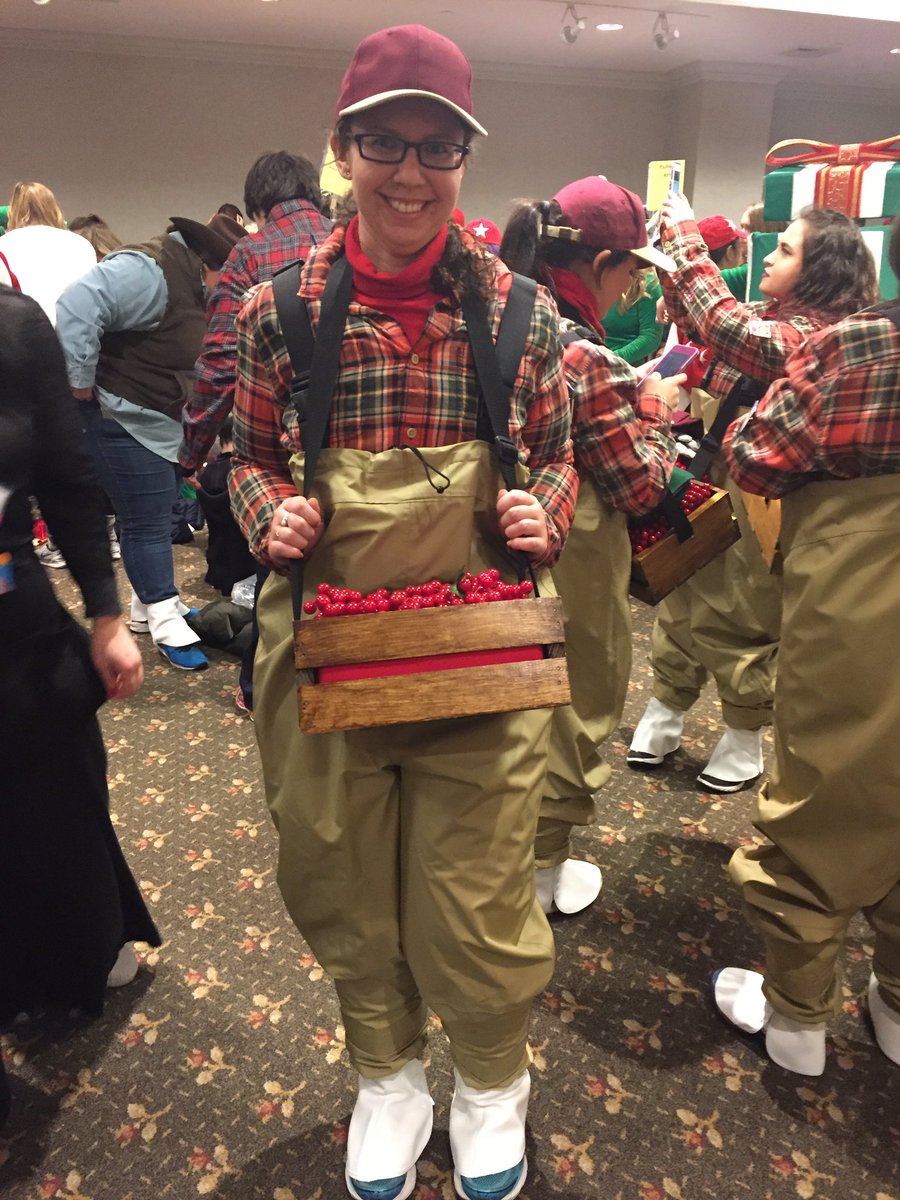 Dear <a href="/OceanSprayInc/">Ocean Spray</a> I really appreciate the thought that went into your costume design. Happy Thanksgiving! 🍁🦃 #MacysThanksgivingDayParade