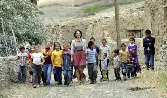 Bizi aydınlık yarınlara hazırlayan fedakar öğretmenlerimizin Öğretmenler Gününü kutlarız.