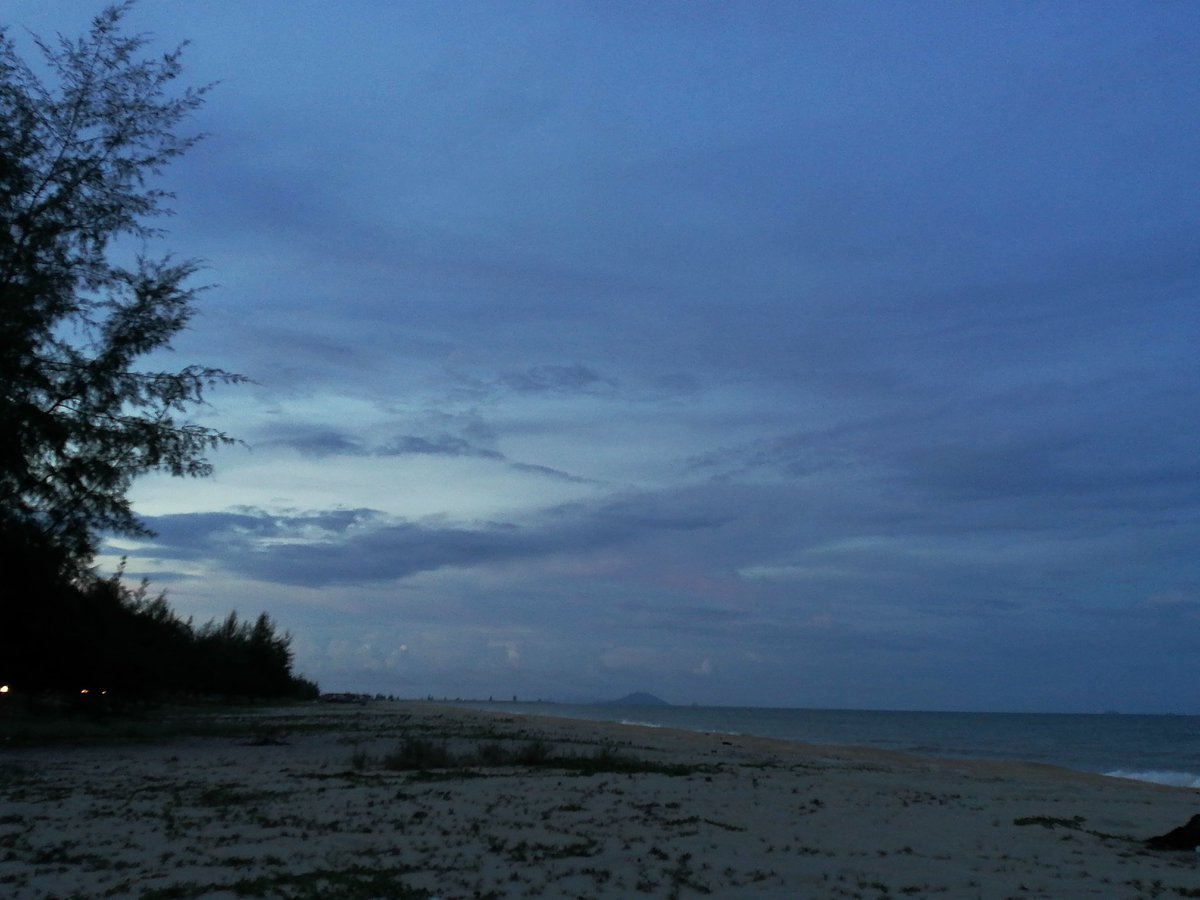 thesepets's tweet image. senja yang berlabuh...😊😊😊