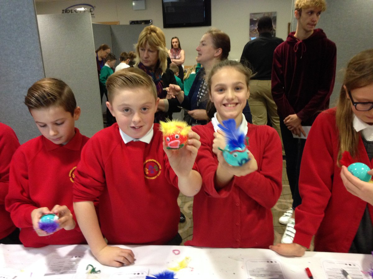 EAMilneCentre's tweet photo. What an amazing event #STEMinAction, making quarks with really smart primary school kids 😀  @UniOfHull @looknorthBBC @RadioHumberside https://t.co/97DBqLuBxR