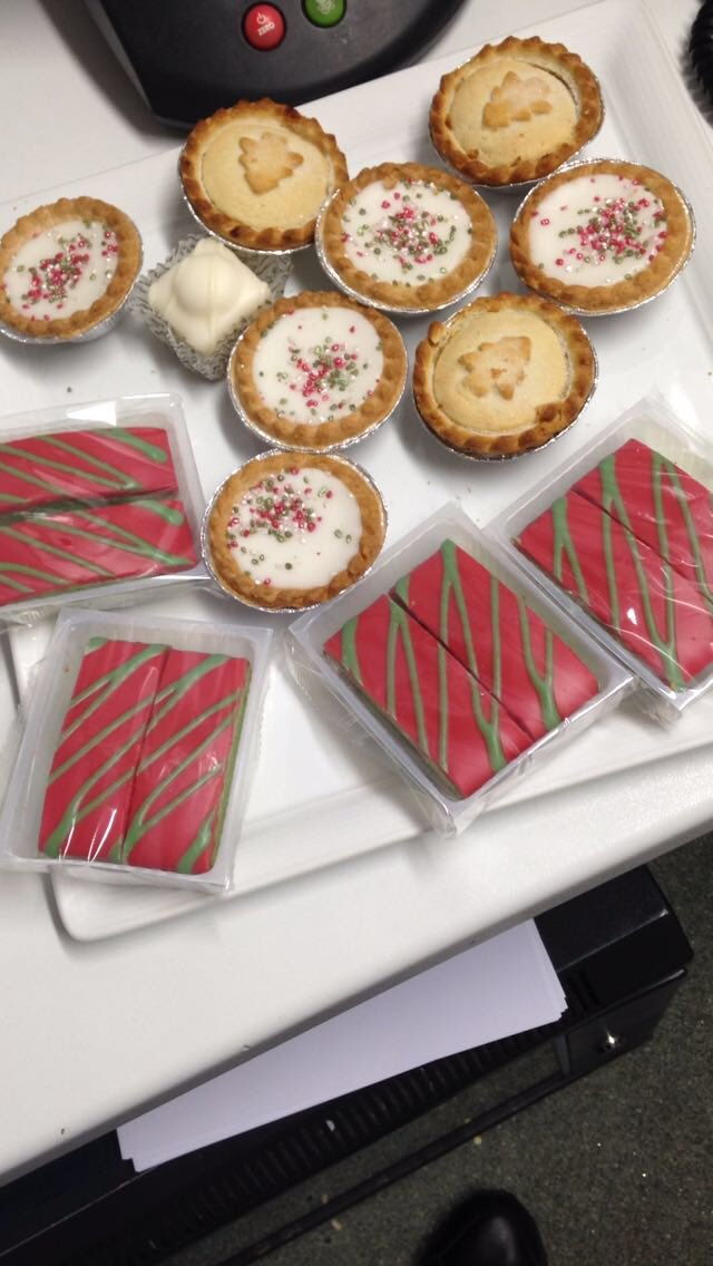StourbridgeBF's tweet photo. #tinselthursday Team treats from @ECPotter aka #CSC #TeamSuperbridge #XMAS @amylou8725 #Stourbridge @seanquirke1888 https://t.co/2N5kCBKpyX