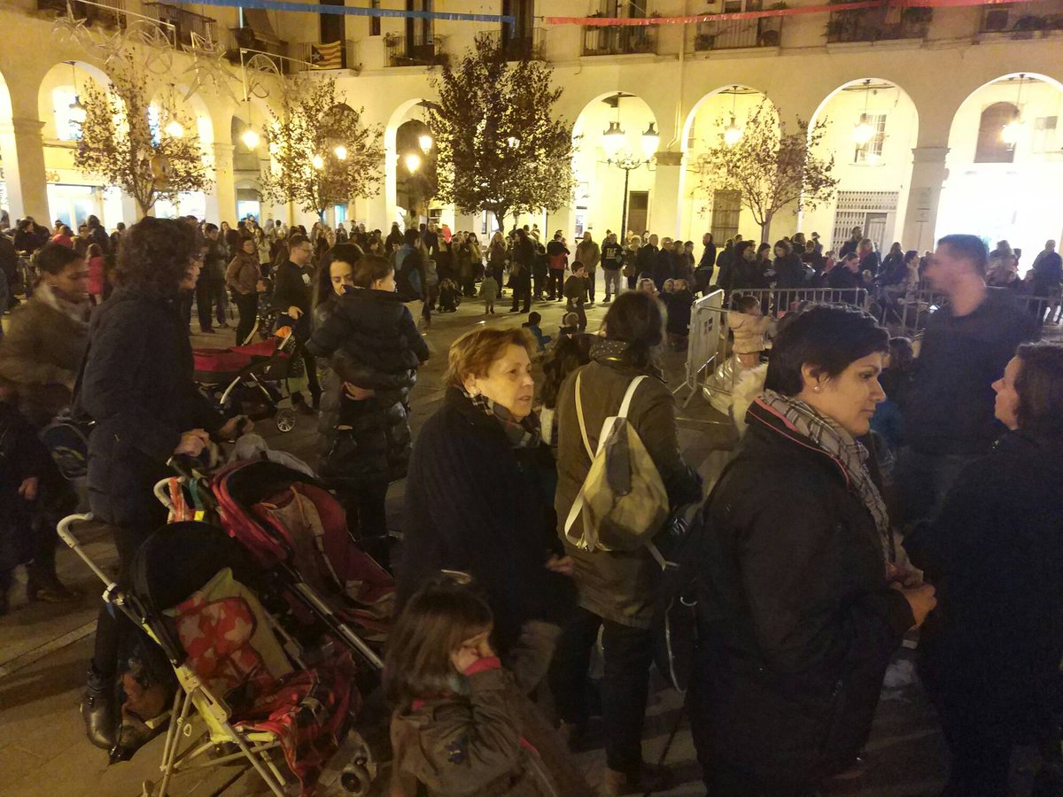 FesteslaSagrera's tweet photo. Tothom cap a la Plaça Masadas a gaudir d'una fantàstica xocolatada de la #Bareche #FestesLaSagrera #HolaNadal #SAAC ☕☕ https://t.co/msrpoT4th8