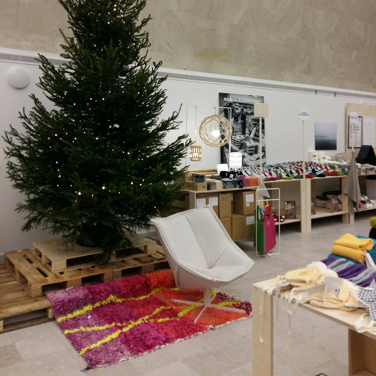 VisitHelsinki's tweet photo. TRE #Christmas Market is now open with gift ideas from over 100 Finnish #design &amp; #fashion brands! 🎅 https://t.co/xWxjExsnDZ https://t.co/7ufTVCw4eo