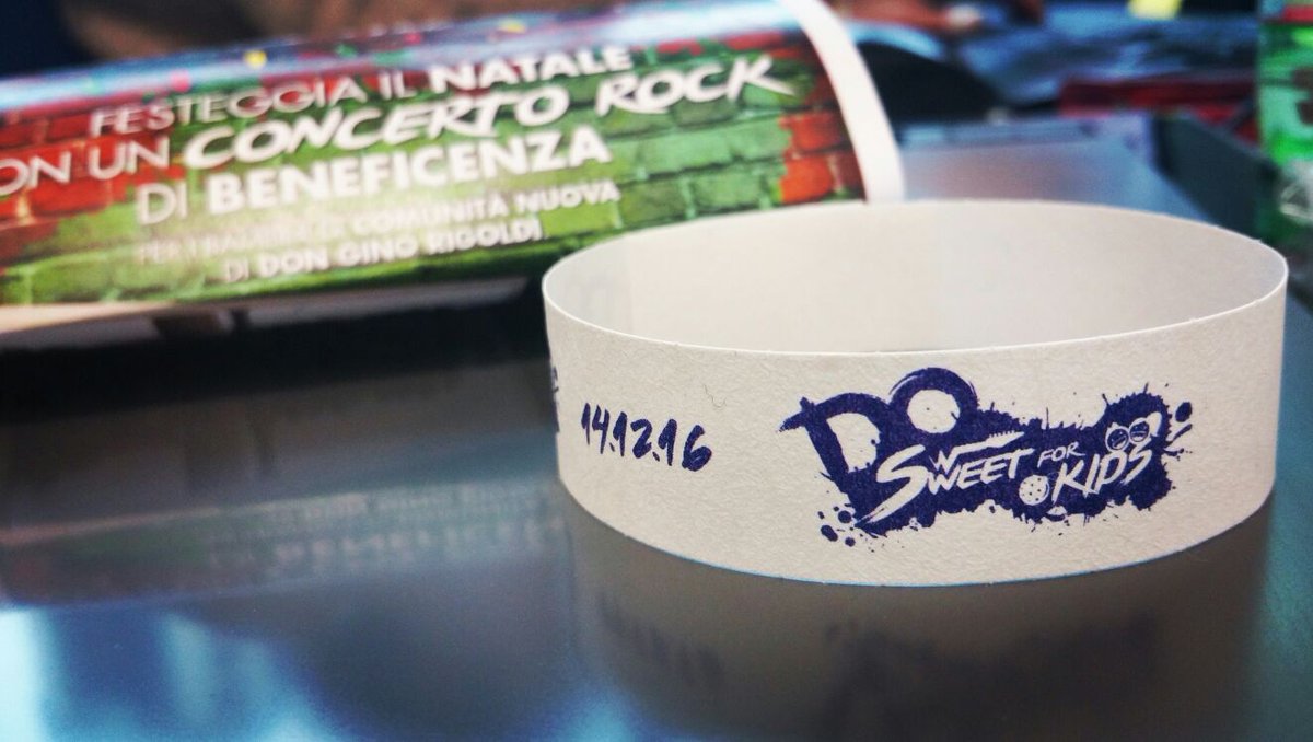 Dolcitalia's tweet photo. Braccialetti dell'evento #dosweetforkids. 14 dicembre a Milano @ComunitaNuova . Un #concertorock di band aziendali per i bambini #Natale2016 https://t.co/F9lD7db0IX