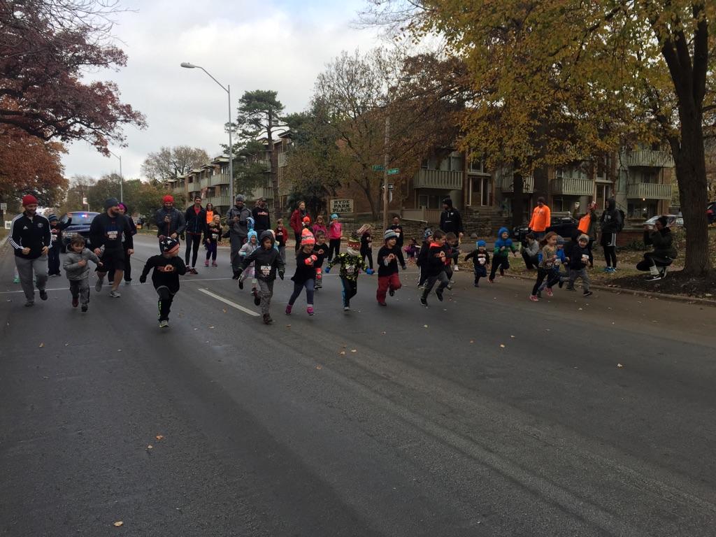 OurCornerstones's tweet photo. The Children's Dash rounded out the morning at @hydeparkkc's Pilgrim Run! 
#CommunityPartners  #PilgrimRun

Happy Thanksgiving everyone! https://t.co/r3qPMqnAbU