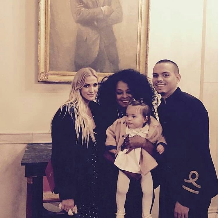 Datvegasgyrl's tweet photo. #EvanRoss w/ wife #AshleeSimpson x daughter #JaggerSnow at the white house with mom #DianaRoss at the #PresidentialMedalofFreedomCeremony https://t.co/vO4xDdoYgB